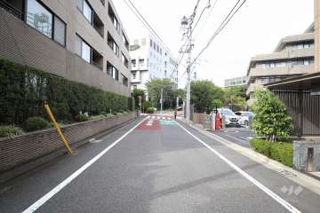 敷地北東側の前面道路