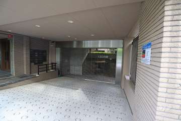 駐車場の出入り口（リングシャッター付き）