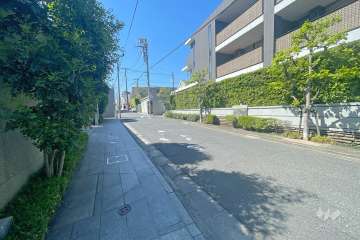 敷地北側の前面道路