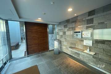 エントランスはオートロック付きです。