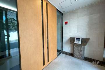 エントランスはオートロック付きです。