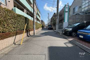 敷地南西側の前面道路（北西側から）