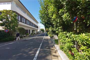 敷地南東側の前面道路（北東側から）