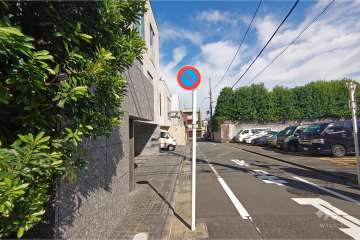 敷地北東側の前面道路（南東側から）