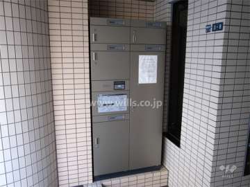 エントランス横に宅配ボックスが設置されています。