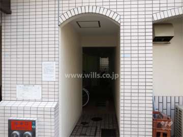 屋内にある駐輪場入り口