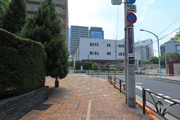 敷地西側の前面道路