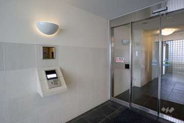 エントランスはオートロック付きです。