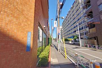 敷地北東側の前面道路（南東側から）