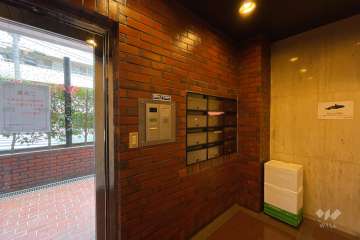 エントランスはオートロック付きです。