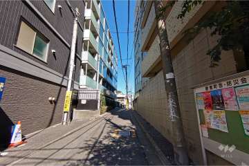 敷地北西側の前面道路（南西側から）