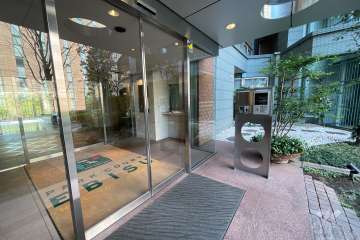 エントランスはオートロック付きです。