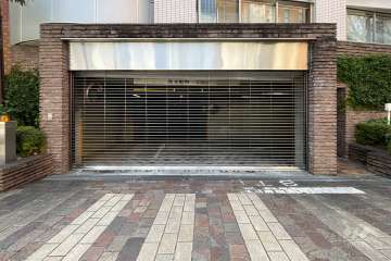 駐車場の出入り口（リングシャッター付き）