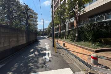 敷地西側の前面道路
