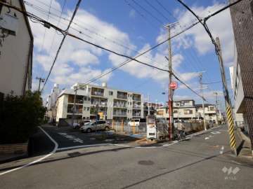 コーワレジデンスの遠景。周辺は区画の整った静かな住宅地です。