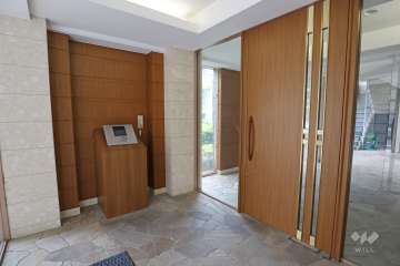 エントランスはオートロック付きです。