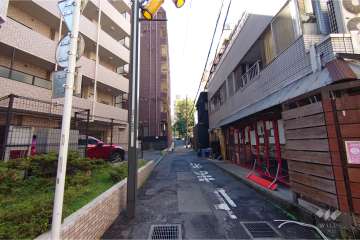 敷地西側の前面道路（北側から）