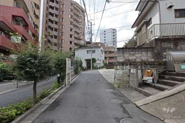 敷地北西側の前面道路