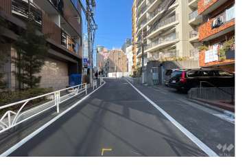 敷地西側の前面道路