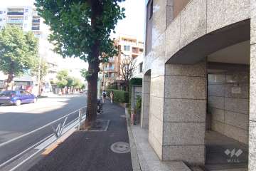 敷地北西側の前面道路（南西側から）