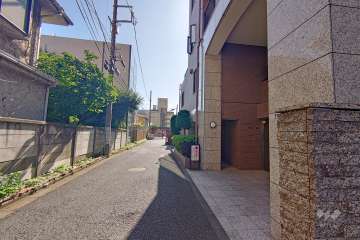 敷地北東側の前面道路（北西側から）