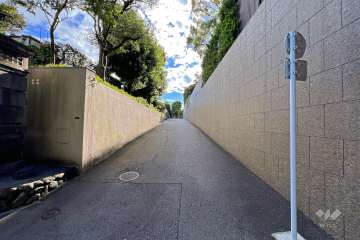 敷地南東側の前面道路（北東側から）