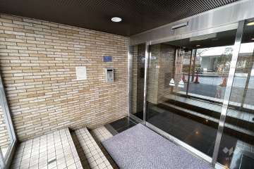 エントランスはオートロック付きです。