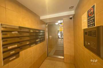 エントランスはオートロック付きです。