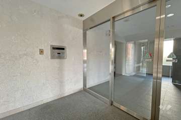 エントランスはオートロック付きです。