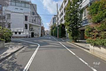敷地東側の前面道路（北側から）
