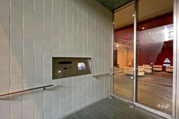 エントランスはオートロック付きです。