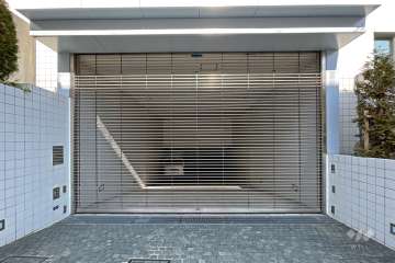 駐車場の出入り口（リングシャッター付き）