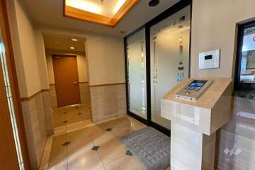 エントランスはオートロック付きです。