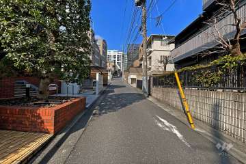 敷地北側の前面道路（東側から）