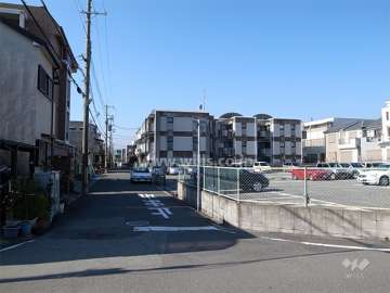 周辺はマンションと一戸建てが混在する静かな住宅地です。