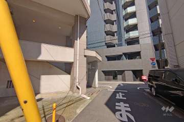 敷地南東側の前面道路（南西側から）