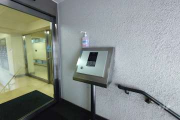 エントランスはオートロック付きです。