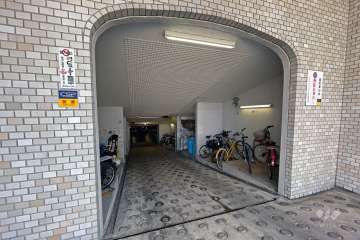 地下駐車場入り口と駐輪場