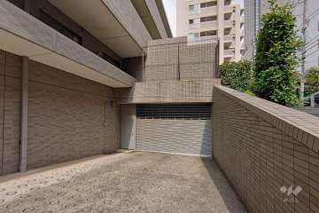 駐車場の出入り口（シャッター付き）