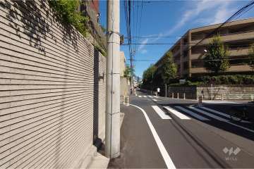 敷地南東側の前面道路（南西側から）