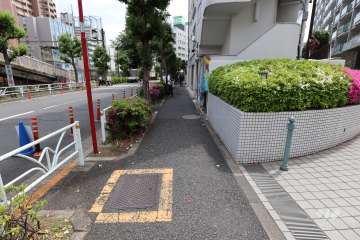 敷地北東側の前面道路