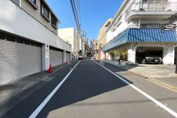 敷地西側の前面道路