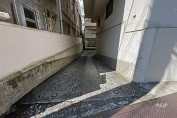 地下駐車場の出入り口