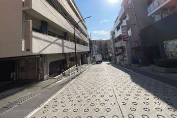 敷地西側の前面道路(北側から)