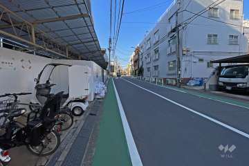 敷地北西側の前面道路（北東側から）