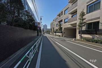 敷地南西側の前面道路（南東側から）