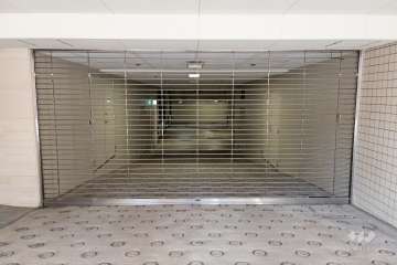 駐車場の出入り口（リングシャッター付き）