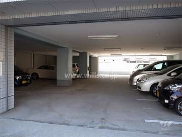 建物1階にある敷地内駐車場（平面式）