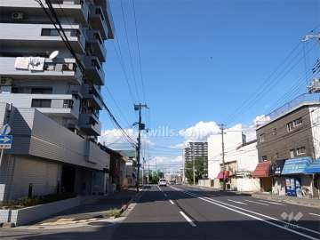 敷地東側の前面道路は4車線の県道（74号尼崎停車場線）です。