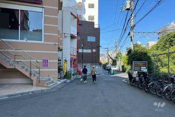 敷地の北東側前面道路（南東側から）